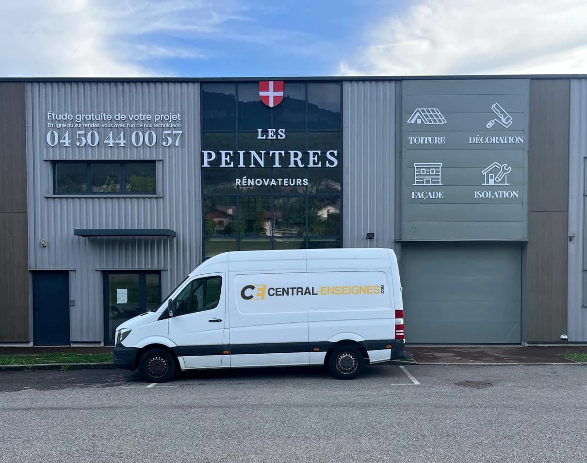 Enseigne Les Peintres Rénovateurs réalisée par Central Enseignes, avec le camion Central Enseignes